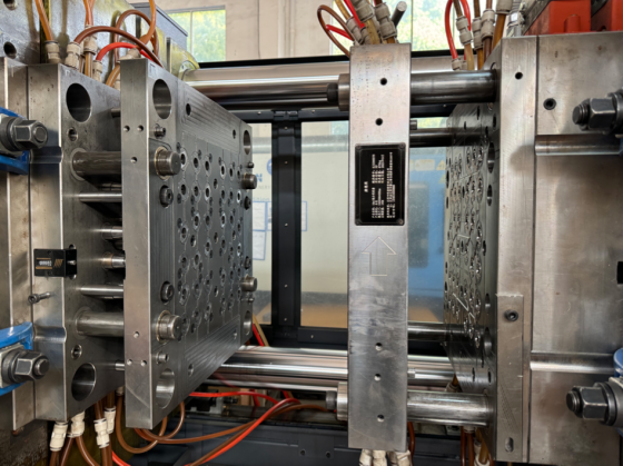 Molde de jeringa funcionando en una m&aacute;quina de moldeo por inyecci&oacute;n