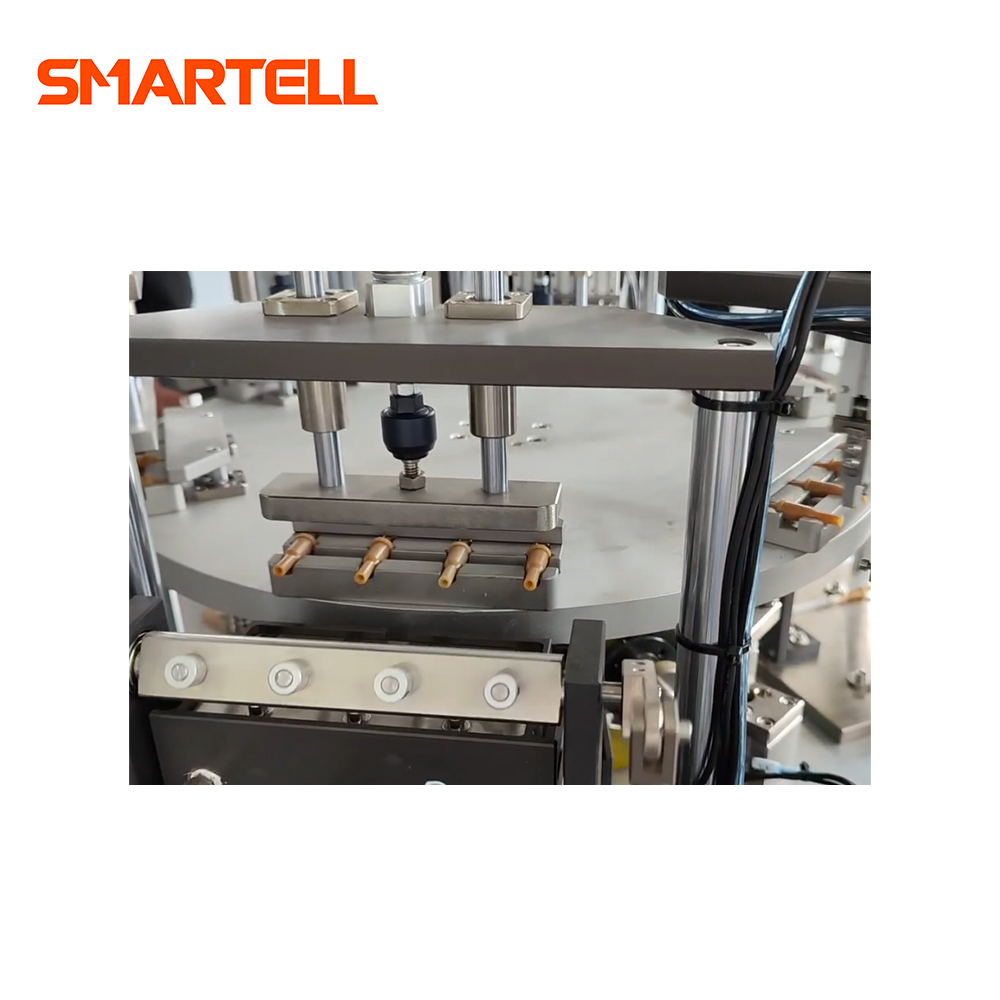 Máquina ensambladora de conectores de látex con aplicación automática de pegamento