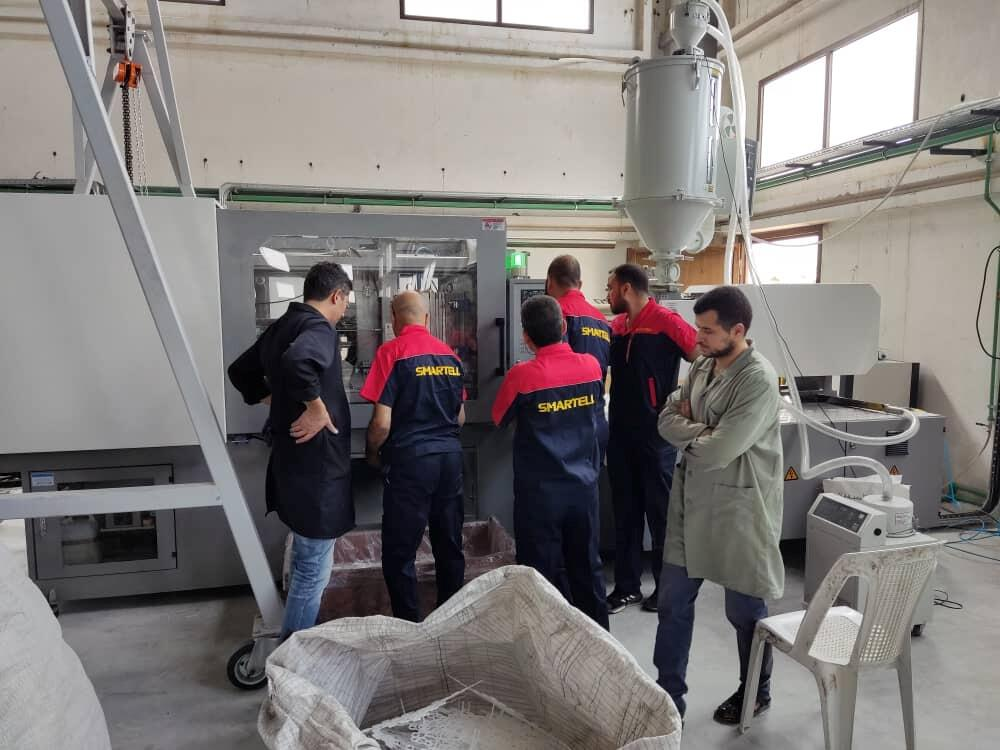 Ingenieros egipcios a Medio Oriente para la instalación de campo del proyecto de jeringa